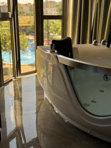 Bazén v ubytování Hotel Qetesia-Te Indriti nebo v jeho okolí