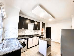 Kuchyň nebo kuchyňský kout v ubytování Luxury 3 Bedroom Haven in Lekki
