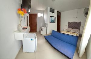 Un pequeño dormitorio con una cama azul en una habitación en Casa Fina Hospedaje, en Huarmey