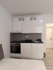 Dapur atau dapur kecil di Studio Lara
