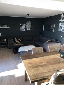 Khu vực ghế ngồi tại Flott leilighet med topp utsikt +3 ảnh