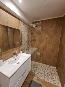 Et badeværelse på Happy Home + 4 billeder