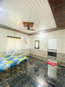 um quarto com uma cama e um tecto em Military Farmhouse resort em Badlapur mais 4 fotografias