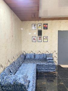 uma cama grande num quarto com fotografias na parede em Military Farmhouse resort em Badlapur