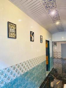 um quarto com azulejos azuis e brancos na parede em Military Farmhouse resort em Badlapur