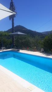 Bazén v ubytování Casa das Laranjeiras nebo v jeho okolí