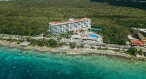 una vista aerea di un hotel e dell'acqua di Best Sunset Spot in Cozumel! a Cozumel