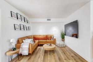 Ruang duduk di Palm Canyon Villas B8 Permit #68424