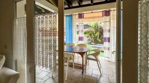 ein Esszimmer mit einem Tisch und Stühlen auf einer Terrasse in der Unterkunft Casa Angela in Corralejo