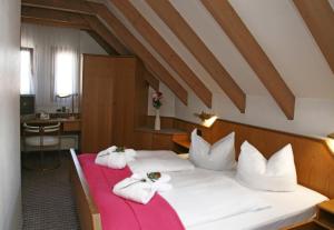 Llit o llits en una habitació de Hotel Mohren