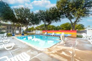 Bazén v ubytování Motel 6-Del Rio, TX nebo v jeho okolí