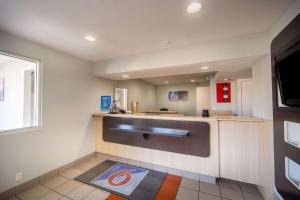 Kuchyň nebo kuchyňský kout v ubytování Motel 6-Del Rio, TX