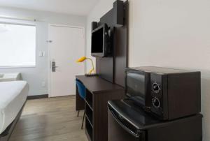 TV a/nebo společenská místnost v ubytování Motel 6-Del Rio, TX