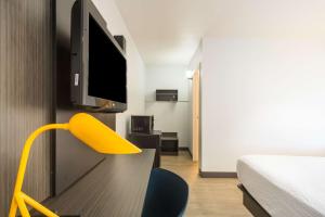 TV a/nebo společenská místnost v ubytování Motel 6-Del Rio, TX