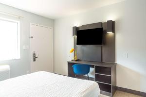 TV a/nebo společenská místnost v ubytování Motel 6-Del Rio, TX