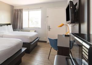 Postel nebo postele na pokoji v ubytování Motel 6-Del Rio, TX + 18 fotografií