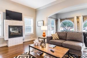 Телевизор и/или развлекательный центр в Lower Greenville Estate