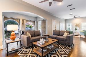 Гостиная зона в Lower Greenville Estate