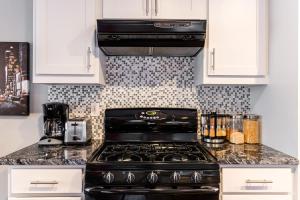 Кухня или мини-кухня в Lower Greenville Estate
 +14 фотографий