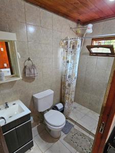 un bagno con wc, doccia e lavandino di CABAÑAS PARAISO a Puerto Iguazú