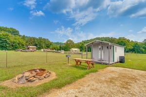 Κήπος έξω από το Huntsville Retreat with Views, ATV Authorized Route