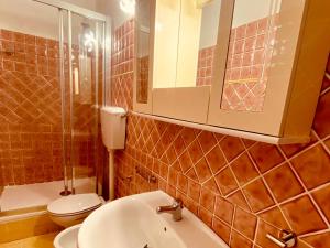 un baño con lavabo e inodoro en Costa Paradiso Villaggio maya GP 2 15 Bilocale vista mare, en Costa Paradiso 8 fotos más