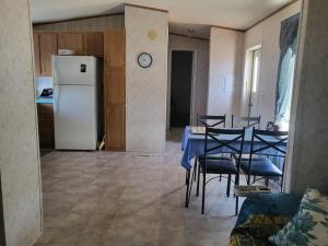 ScrantonにあるA rest after a day in the Death Valley desertのテーブルと椅子と冷蔵庫のあるキッチン +21枚の写真