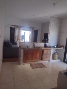a kitchen with a counter and a couch in a room at casa da Roberta SJB capitólio in São José da Barra