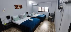a small room with two beds and a couch at Hotel Loft Dorado in Floridablanca