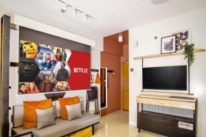 Televízia a/alebo spoločenská miestnosť v ubytovaní Relaxing Apt Bgc Business Ready with 84inch Cinema