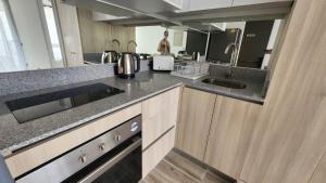 una cocina con fregadero y encimera en Laguna del mar, La Serena, en La Serena