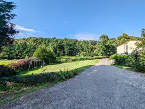 HaironvilleにあるMaison avec piscine chauffée, tennis gratuit, 5 chambres en bord de rivière - Haironville, France - FR-1-585-34の野原に遊び場がある空いている道路