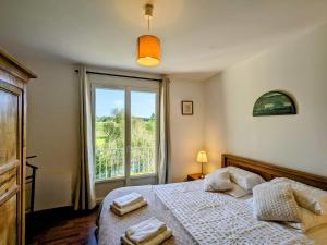 HaironvilleにあるMaison avec piscine chauffée, tennis gratuit, 5 chambres en bord de rivière - Haironville, France - FR-1-585-34のベッドと大きな窓のある寝室 +26枚の写真