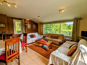 HaironvilleにあるMaison avec piscine chauffée, tennis gratuit, 5 chambres en bord de rivière - Haironville, France - FR-1-585-34のソファとテーブルのあるリビングルーム