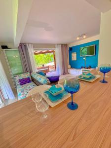 - un salon avec des verres à vin et un canapé dans l'établissement Gran Bwa la villa west indies, à Sainte-Luce