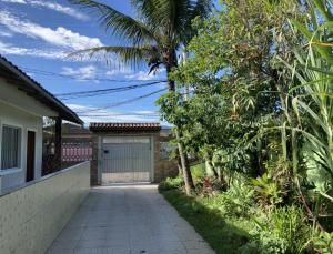 eine Auffahrt, die zu einer Garage in einem Haus führt in der Unterkunft Casa de praia in Caraguatatuba