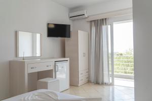 um quarto branco com um lavatório e um espelho em Koks’ Guesthouse em Himare