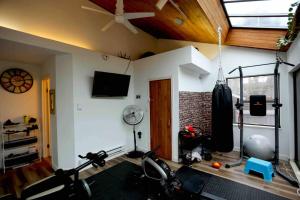 Fitness centrum a/nebo fitness zařízení v ubytování Fisherman Wharf Individual Artistic Studio