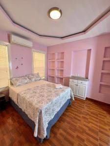 Un pat sau paturi într-o cameră la Luxury 4 Bedroom And 3 Bath Riverside Area Home Private Spacious