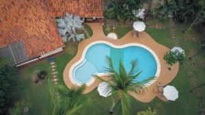 an overhead view of a swimming pool in a yard at Ayla Arraial Pousada de Charme - Arraial D'Ajuda in Arraial d'Ajuda