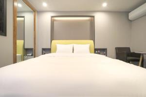 Postel nebo postele na pokoji v ubytování Daegu Hotel Rubato