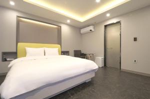 Postel nebo postele na pokoji v ubytování Daegu Hotel Rubato