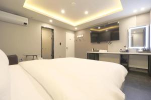 Postel nebo postele na pokoji v ubytování Daegu Hotel Rubato