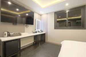 Kuchyň nebo kuchyňský kout v ubytování Daegu Hotel Rubato