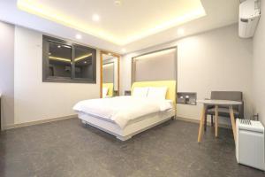 Postel nebo postele na pokoji v ubytování Daegu Hotel Rubato