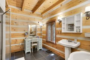 Ένα μπάνιο στο Hideaway Cabin at Buckeye Creek +85 φωτογραφίες