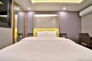 Postel nebo postele na pokoji v ubytování Daegu Hotel Rubato
