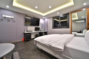 Postel nebo postele na pokoji v ubytování Daegu Hotel Rubato