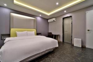 Postel nebo postele na pokoji v ubytování Daegu Hotel Rubato