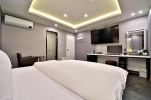 Kuchyň nebo kuchyňský kout v ubytování Daegu Hotel Rubato